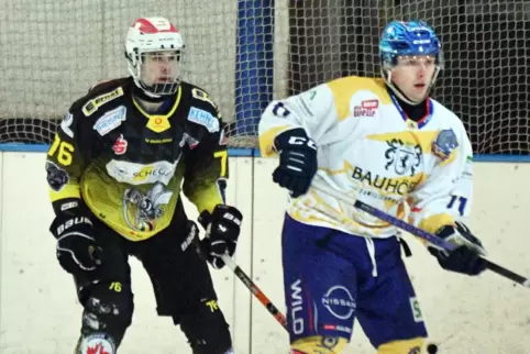Der neue „Hornets“-Stürmer Chris Kirschenbauer (links, hier im Spiel gegen den ESC Hügelsheim) lauert auf seine nächste Torchanc