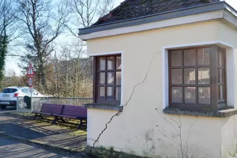 Rund zwei Meter lang und so tief, dass man seine ganze Hand reinstecken kann: Der Riss im Einöder Wiegehäuschen. 