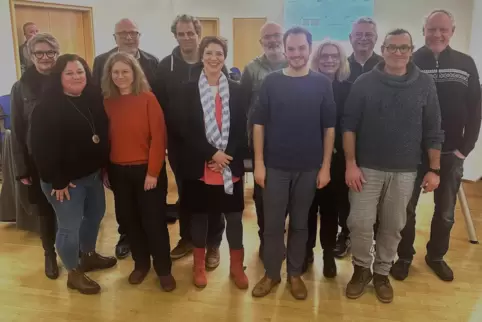 Der alte SPD-Vorstand und der neue mit seiner Doppelspitze Irene Lamberz und Simon Ebner-Stöcklein (3. u. 4.v.l.). 