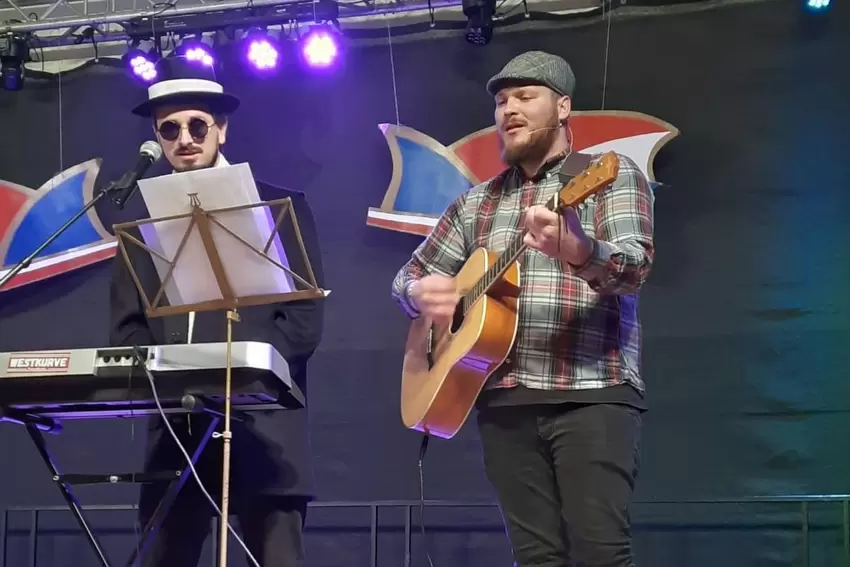 Das Duo Kurt & Schorsch (Mark Bernhardt, Joshua Weber) unterhielt das Publikum mit lustigen Geschichten und Gesang.