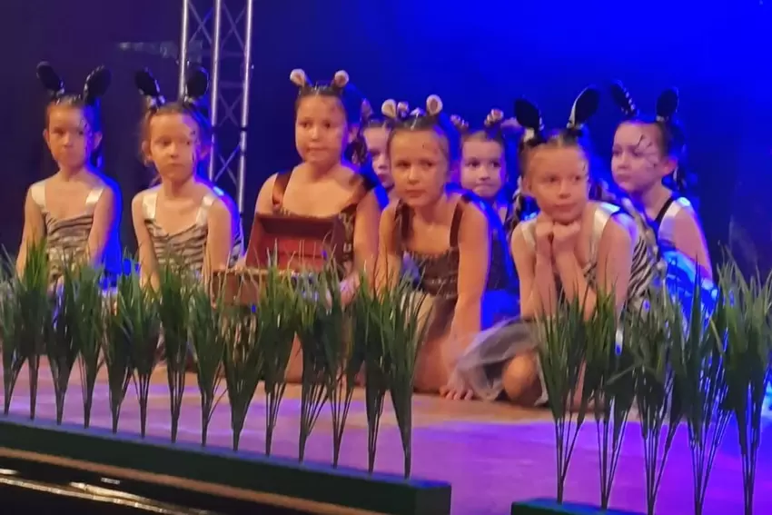 Die Dance Kids aus Dreisen zeigten ihren Tanz zu einer Schatzsuche im Dschungel und stellten dabei verschiedene Tiere dar.
