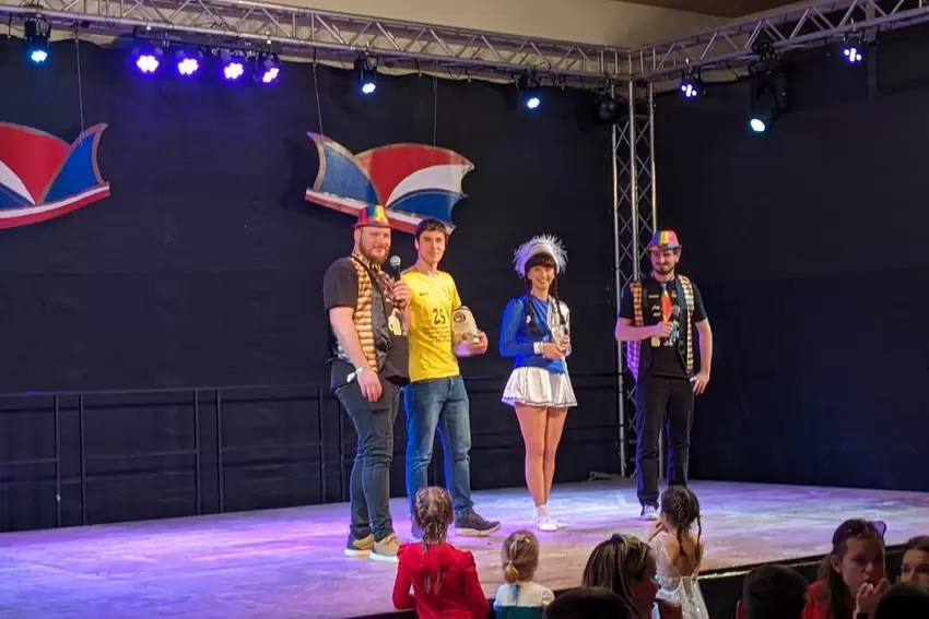 Ehrung der Organisatoren durch die Moderatoren (von links): Joshua-Weber, Marvin Zimmermann, Lea Wolsiffer, Mark Bernhard. F: