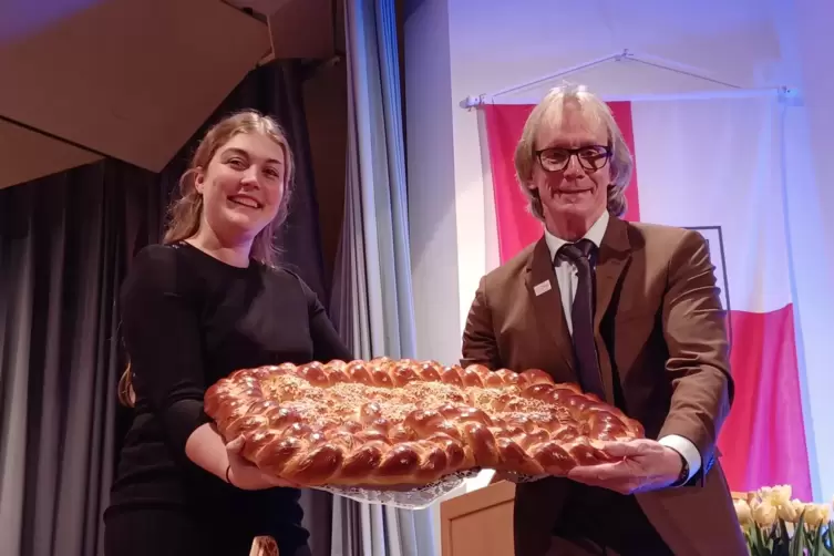 Die obligatorische Riesenbrezel haben Verbandsb&uuml;rgermeister Stefan Veth und die Vorsitzende des Vereins Bl&auml;serphilharmonie Danns