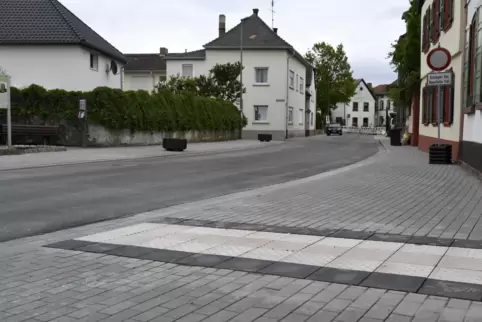 Die Laumersheimer Hauptstraße wurde vor ein paar Jahren saniert, der Knotenpunkt am Ortsausgang in Richtung Obersülzen fehlt noc