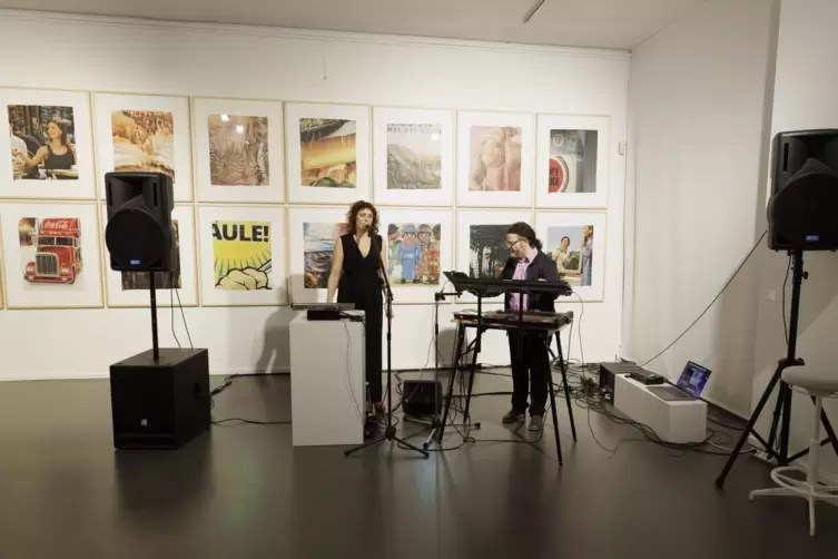 Warteten mit einer &bdquo;Pfaff-Oper&ldquo; auf: Sandra Hartmann und Multiinstrumentalist Oliver Prechtel. 