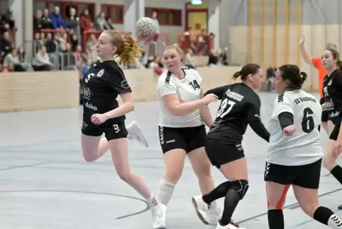 Sorgt für ersten größeren Vorsprung: Neele Stelter (am Ball) von der HSG Dudenhofen/Schifferstadt, hier gegen SV Bornheim.