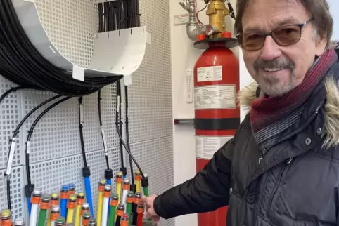 M-EA-N-S-Vorstand Hartwig Pulver zeigt die Glasfaserstränge am Point-of-Presence-Gebäude – dem Zugangsknoten – in der Sembacher 