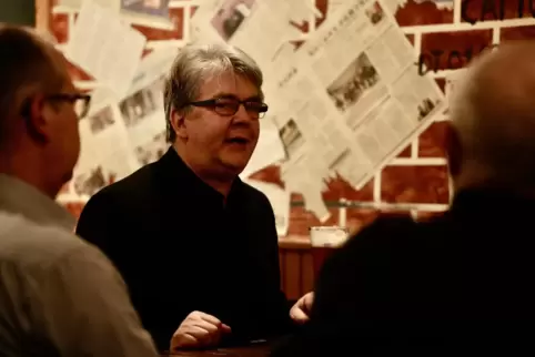 Im Blauen Haus in Otterberg warb Frank Burgdörfer (Mitte) für eine durchdachte, gut erklärte Politik, die keine falschen Verspre