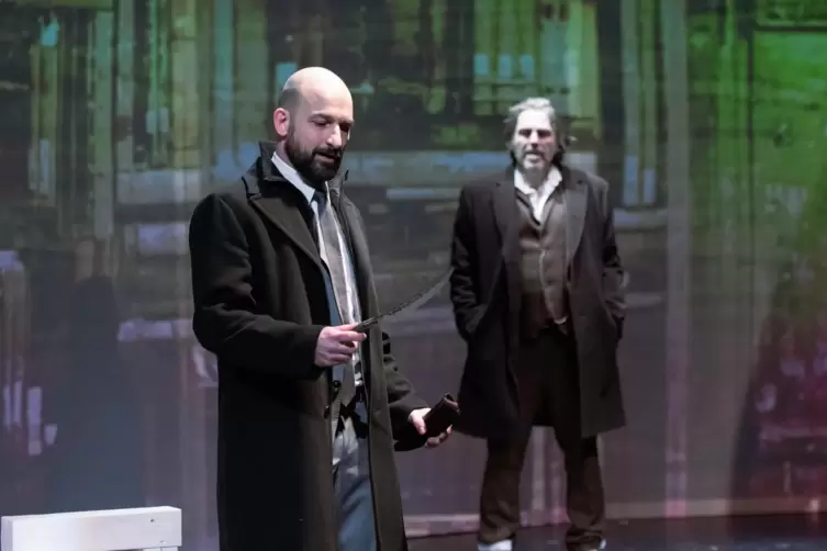 Alte Rechnungen: Achmed Ole Bielfeldt (vorne ) und Franz-Joseph Dieken in einer Szene der Hamburger Premiere von „Der Richter un
