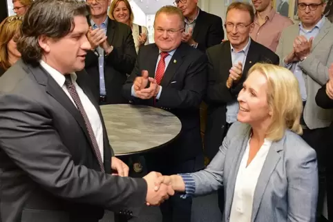 Handschlag nach der Auszählung: Am 7. Mai 2017 gratulierte Peter Spitzer Susanne Ganster zum Sieg bei der Landratswahl. Ob sich 