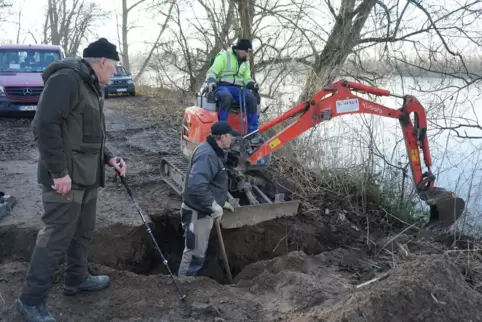 Biberbetreuer Ewald Marx (links) beaufsichtigt das heikle Unterfangen: Auf dem Altrheinpfad muss eine Biberröhre freigelegt werd
