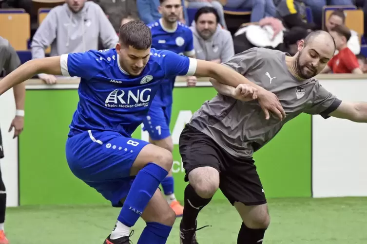 Halbfinale: Arif Buga (S&uuml;dwest, links) gegen Dejan Cotic (Ruchheim). 
