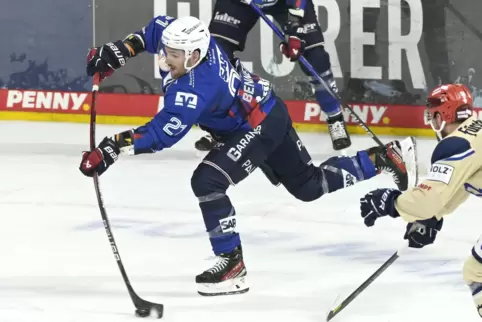 Mannheims Kris Bennett erzielte das 3:1 gegen die Schwenninger Wild Wings. 