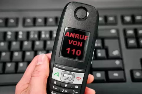 Wenn auf dem Display des Telefons 110 erscheint, ist es nicht die Polizei. Die Beamten rufen nicht über die Notrufnummer an. Vie