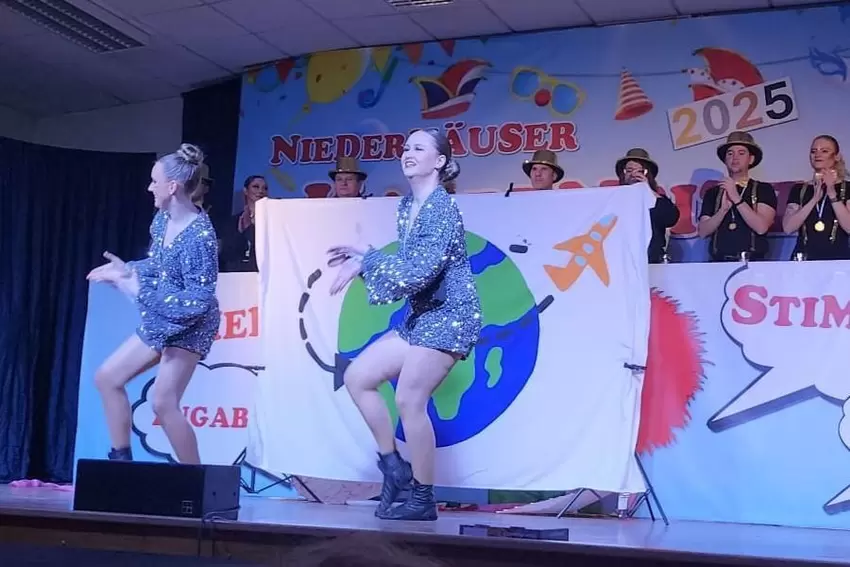 Das Tanzduo Leonie Müller und Melia Mahler vom Karnevalverein Kriegsfeld eröffnete mit seinem Tanz zum Thema Weltreise das närri