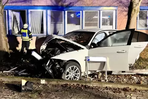 Spektakulärer Unfall in der Großen Hohl im Februar in Berghausen: Das Fahrzeug ist ein Totalschaden. 
