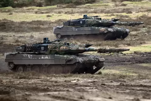 Verteidigung ist teuer: Zwei Kampfpanzer Leopard 2A6 im Übungseinsatz. 
