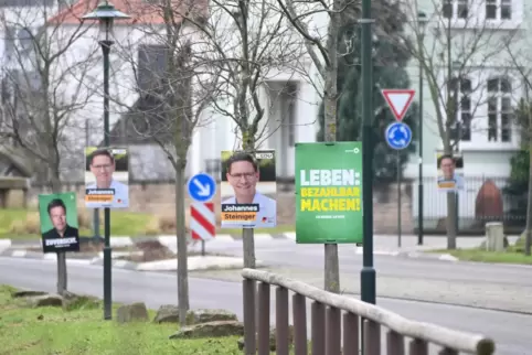 Vor einer Wahl bleibt kaum eine Laterne plakatfrei: Verkehrsschilder hingegen sind tabu – wegen der Ablenkungsgefahr. 