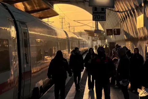 Ein tolles Foto dokumentiert einen eher unerfreulichen Vorgang: Der ICE 1094 wird auf dem Weg von Stuttgart über Mannheim und Ha