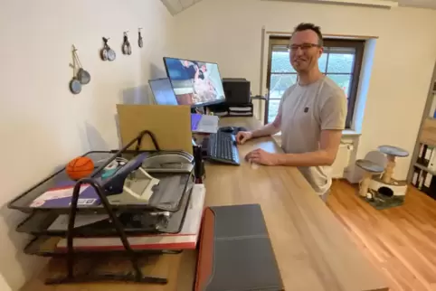 Aufgeräumt: Johannes Huber erlaubt einen Einblick in sein heimisches Arbeitszimmer mit Blick auf den Garten. 