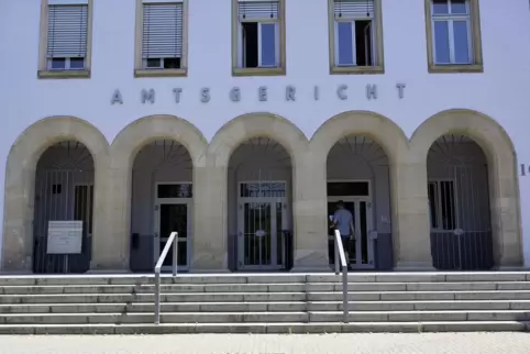 Hier am Amtsgericht wollte die Polizei die Frau stoppen.