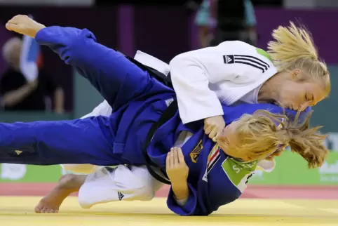Wieder Europameisterin: Kim Polling (oben) auf ihrem Weg zum Sieg in Baku, hier gegen die Speyerer Bundesligakollegin Szaundra D