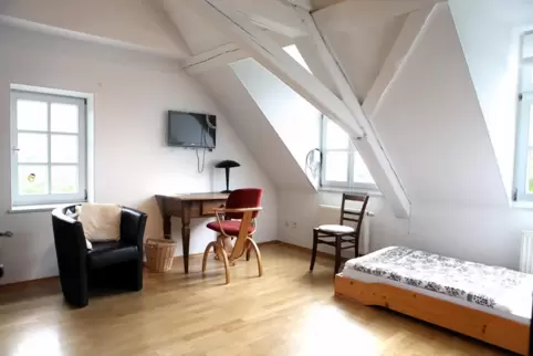 Arkadien der Dichter: Stipendiatenzimmer im Künstlerhaus Edenkoben. Arkadien der Dichter: Stipendiatenzimmer im Künstlerhaus Edenkoben.