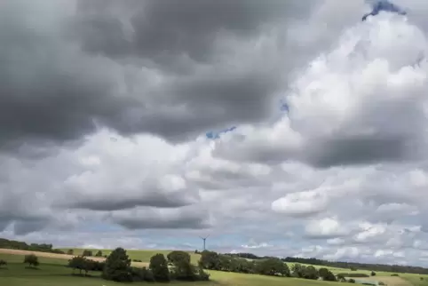 Die vielen Wolken lassen der Sonne wenig Chancen. 