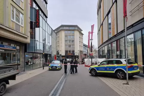 Die Polizei hat den Bereich, in dem der 62-Jährige aufschlug, abgesperrt.