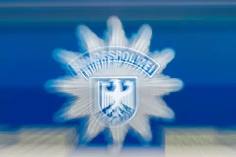 Bei einer Vernehmung durch die Bundespolizei stellte sich heraus, dass ein Haftbefehl gegen eine 24-Jährige vorlag. 