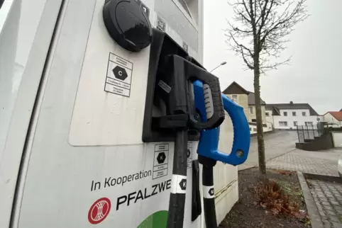 Eine Leserin hatte vergangenes Jahr moniert, dass die Ladesäule ständig außer Betrieb sei und an der Säule zunächst nichts auf d