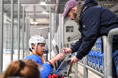 Seine Autogramme sind bei den Adler-Fans schon begehrt: Austin Ortega am Mittwoch nach dem Eistraining. 
