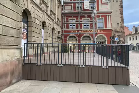 Gestaltung in der Kritik: Podest vor der Postgalerie. Gestaltung in der Kritik: Podest vor der Postgalerie.