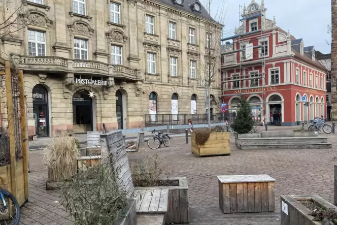 Bis jetzt von den Sitzmöbeln der Innenstadt-Oase belegt, künftig vielleicht von Bistro-Tischen: Mittelinsel des Postplatzes. Im Bis jetzt von den Sitzmöbeln der Innenstadt-Oase belegt, künftig vielleicht von Bistro-Tischen: Mittelinsel des Postplatzes. Im