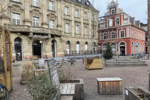 Bis jetzt von den Sitzmöbeln der Innenstadt-Oase belegt, künftig vielleicht von Bistro-Tischen: Mittelinsel des Postplatzes. Im Bis jetzt von den Sitzmöbeln der Innenstadt-Oase belegt, künftig vielleicht von Bistro-Tischen: Mittelinsel des Postplatzes. Im