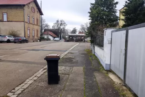 Steht buchstäblich da wie bestellt und nicht abgeholt: die Biomülltonne von Manfred Pfeifer im Umfeld des Bahnhofs Bobenheim. 