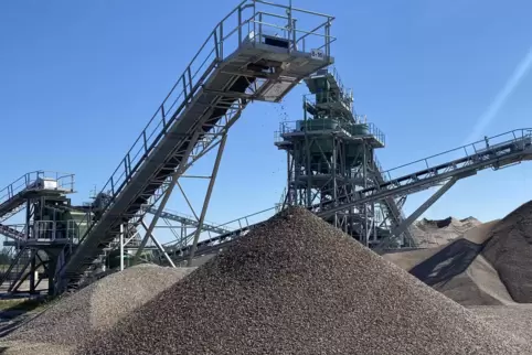 Kies in verschiedenen Körnungen wird seit April 2023 östlich von Bobenheim-Roxheim gewonnen. 