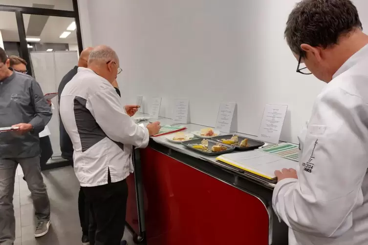 Kritischer Blick auf die pr&auml;sentierten K&ouml;stlichkeiten: Die Pr&uuml;fer bei der Beratung. 