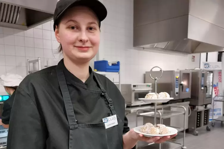 Leonie Scherer, die in &Uuml;berherrn beim Country-Life von Boch-Galhau Linslerhof lernt, hofft mit ihren &bdquo;Petit Fours&ldquo; (K&uuml;chlein) au