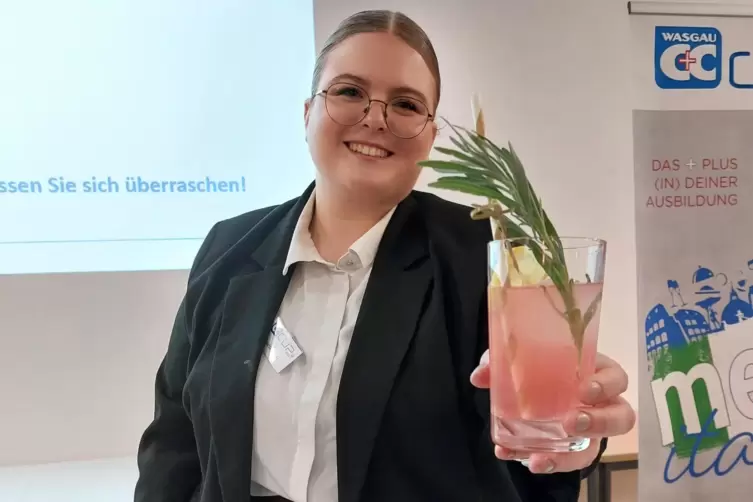 Mit ihrem Cocktail Newstyle Negroni auf der Siegerstra&szlig;e: Louisa Damer vom Hotel Parkschenke Simon, Nonnweiler. 