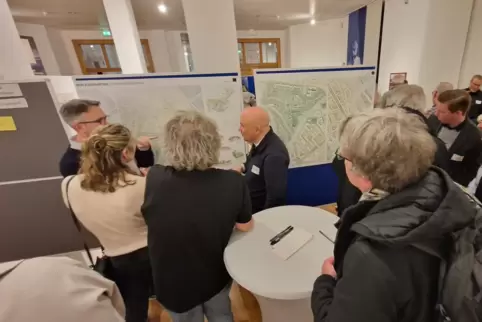 Björn Severin (Mitte) erklärt beim letzten Bürgerforum am 18. Dezember die Pläne der Büros Rheinflügel Severin (Düsseldorf) und 
