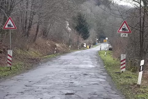 Die Straße führt unterhalb der Zweibrücker Fasanerie in Richtung Contwig. Hier geht der Blick Richtung Bahnübergang Tschifflick.
