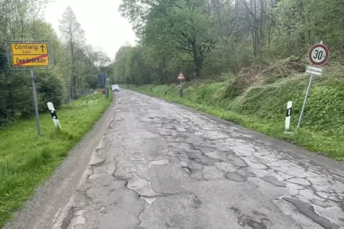 Die alte Kreisstraße unterhalb der Fasanerie ist einem erbärmlichen Zustand. 