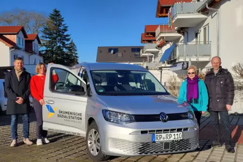Übergabe des neuen Caddys für die Sozialstation Limburgerhof: (von links) Christopher Kropp, Kaufmännischer Vorstand der Sozials