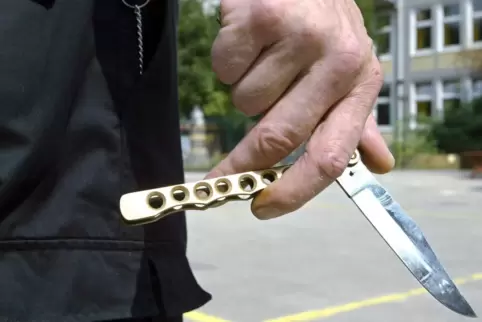 Einer der drei Männer drohte mit einem Messer. 