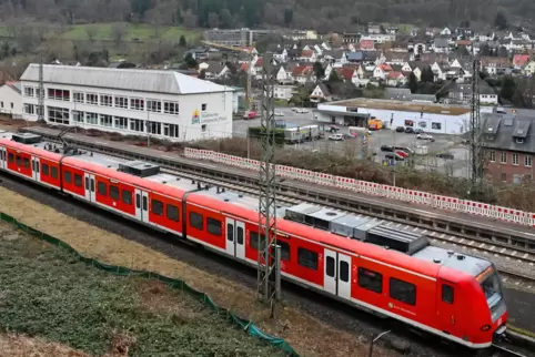Wo in der Nähe des Lambrechter Bahnhofs bereits Absperrgitter aufgestellt wurden, soll eine Schallschutzwand errichtet werden.