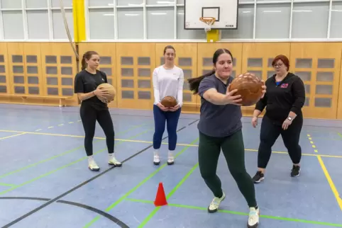 Wurftrainerin Hanna Luxenburger (rechts) ist mit ihrer Rasenkraftsport-Gruppe vom LAZ zur VT Zweibrücken gewechselt. Hier beobac Wurftrainerin Hanna Luxenburger (rechts) ist mit ihrer Rasenkraftsport-Gruppe vom LAZ zur VT Zweibrücken gewechselt. Hier beobac