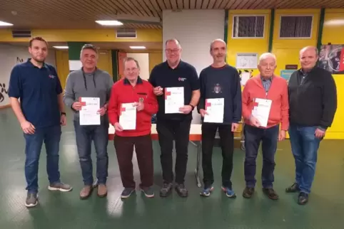 Gunnar Stübinger (links) und Bürgermeister Steffen Weiß (rechts) ehren Ralf Anders, Rolf Beyerle, Matthias Marz, Eckart Uhlmann 