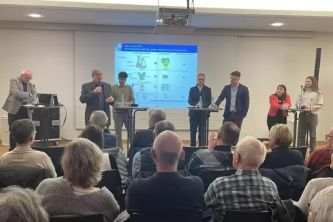 Wolfgang Thiel und Michael Linder (beide ISE) diskutieren mit Obada Barmou (Grüne), Thomas Gebhart (CDU), Ralf Stüber (FDP), Yil