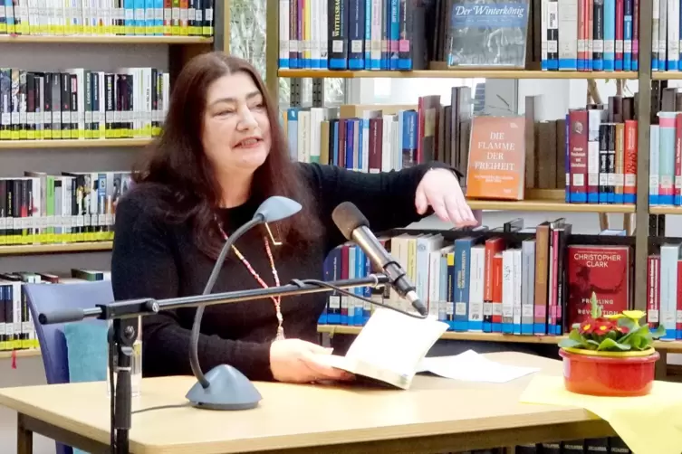 Die Pirmasenserin Astrid Dornbrach hat in der Palzbibliothek ihren ersten Krimi vorgestellt.